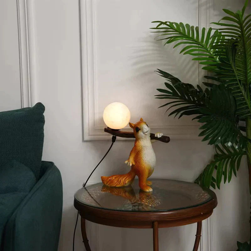 SquirrelGlow Bordlampe – Naturinspireret Egern & Trunk Design