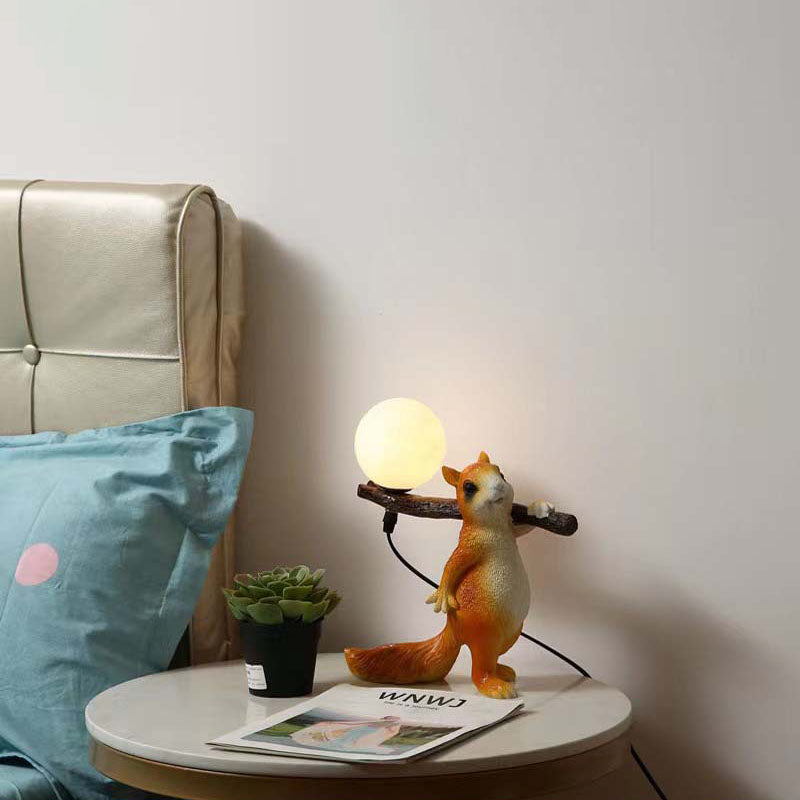 SquirrelGlow Bordlampe – Naturinspireret Egern & Trunk Design