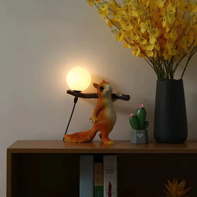 SquirrelGlow Bordlampe – Naturinspireret Egern & Trunk Design