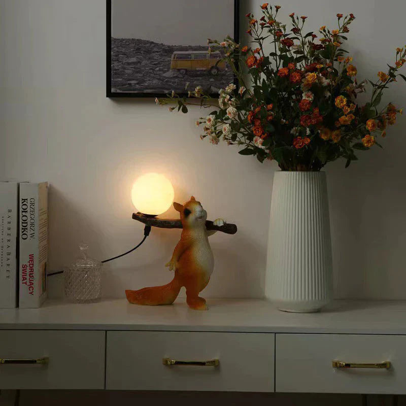 SquirrelGlow Bordlampe – Naturinspireret Egern & Trunk Design