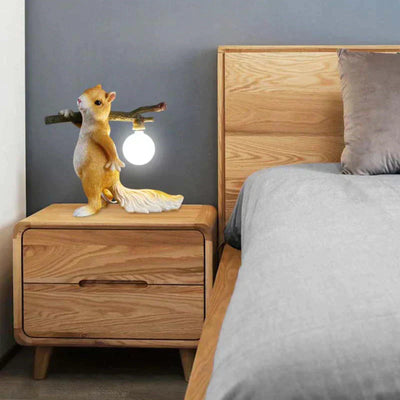 SquirrelGlow Bordlampe – Naturinspireret Egern & Trunk Design