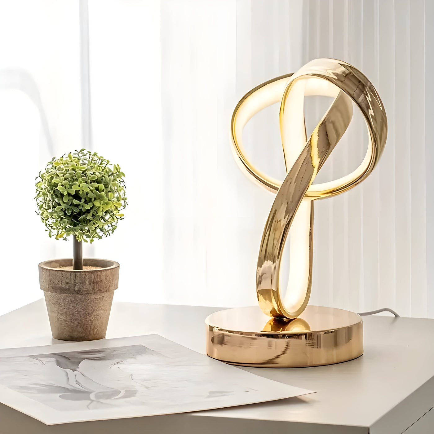 GoldAura Elegant Guld Bordlampe