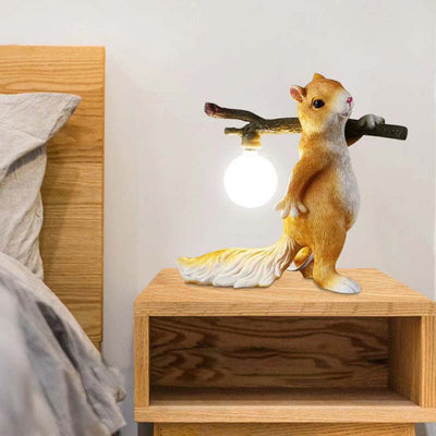 SquirrelGlow Bordlampe – Naturinspireret Egern & Trunk Design