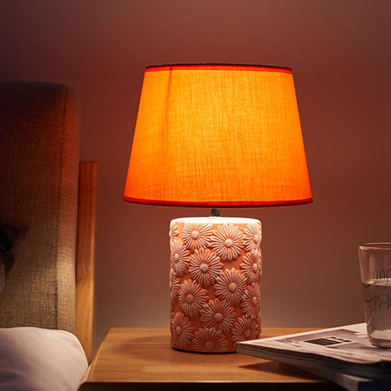 GloeiLieke - Orange kegleformet bordlampe med udskåret solsikkebase