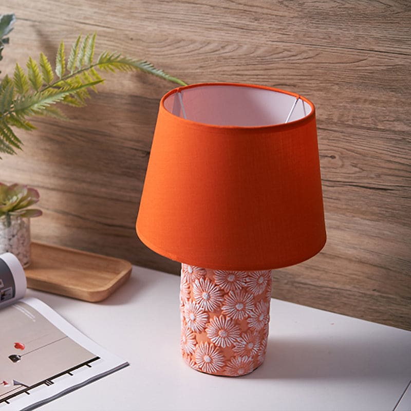 GloeiLieke - Orange kegleformet bordlampe med udskåret solsikkebase