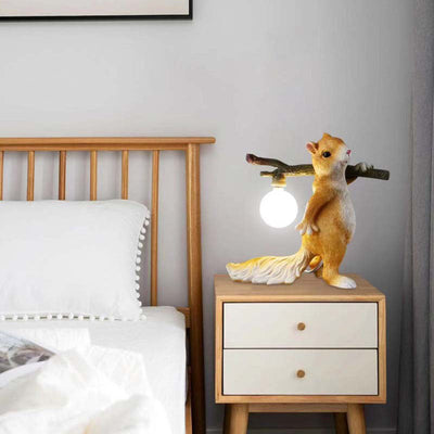 SquirrelGlow Bordlampe – Naturinspireret Egern & Trunk Design