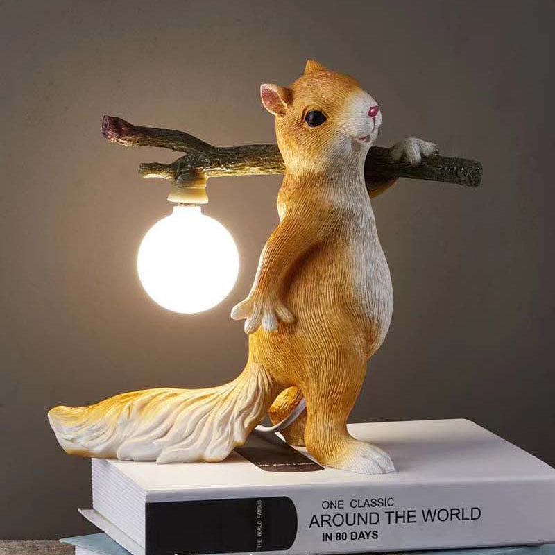 SquirrelGlow Bordlampe – Naturinspireret Egern & Trunk Design