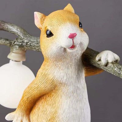 SquirrelGlow Bordlampe – Naturinspireret Egern & Trunk Design