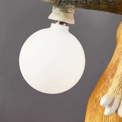 SquirrelGlow Bordlampe – Naturinspireret Egern & Trunk Design