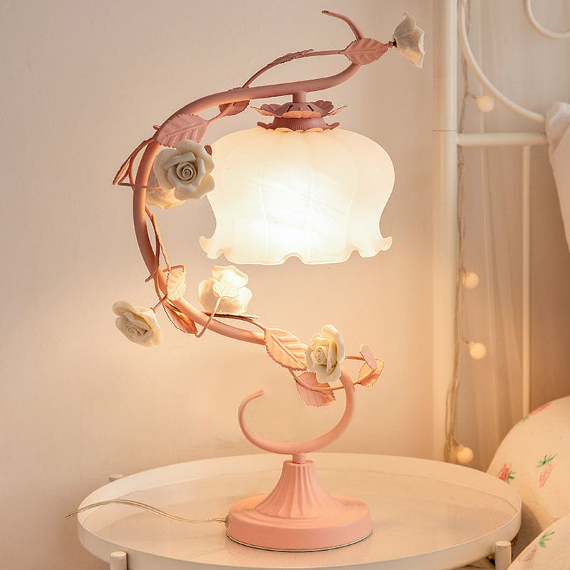 RoseGlo – Bordlampe i Pastorale Stil med Keramisk Rose