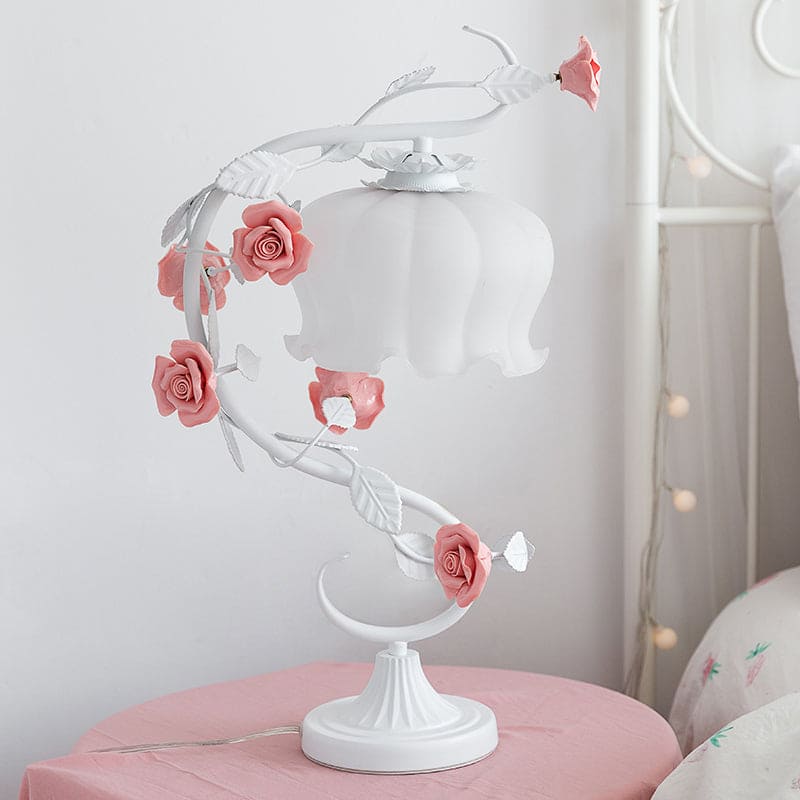 RoseGlo – Bordlampe i Pastorale Stil med Keramisk Rose