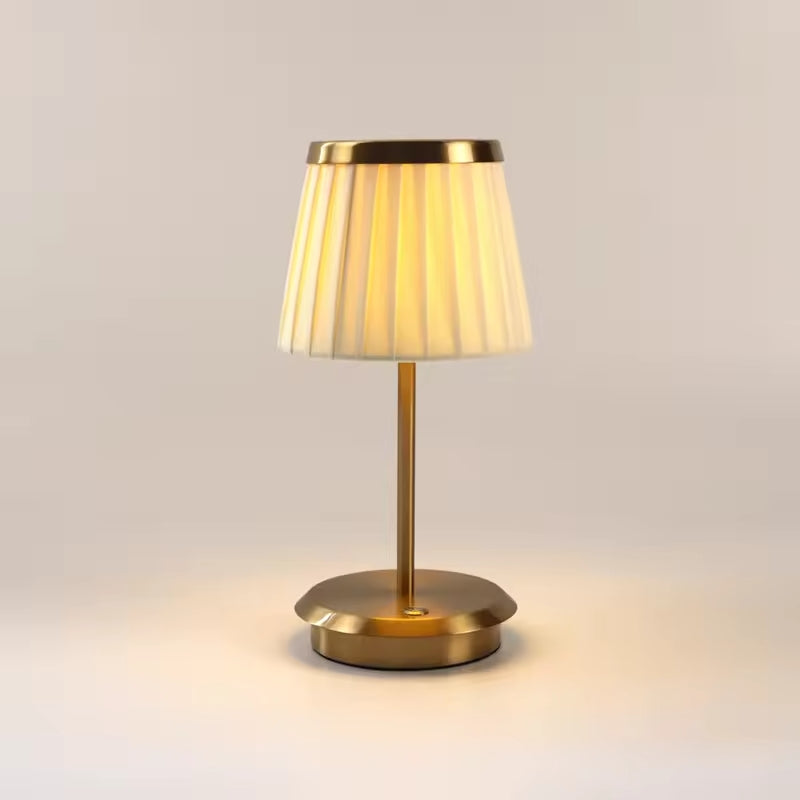 PlisseGlow Elegant Plisseret Lampe