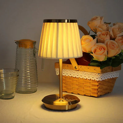 PlisseGlow Elegant Plisseret Lampe