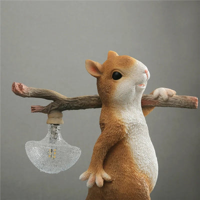 SquirrelGlow Bordlampe – Naturinspireret Egern & Trunk Design