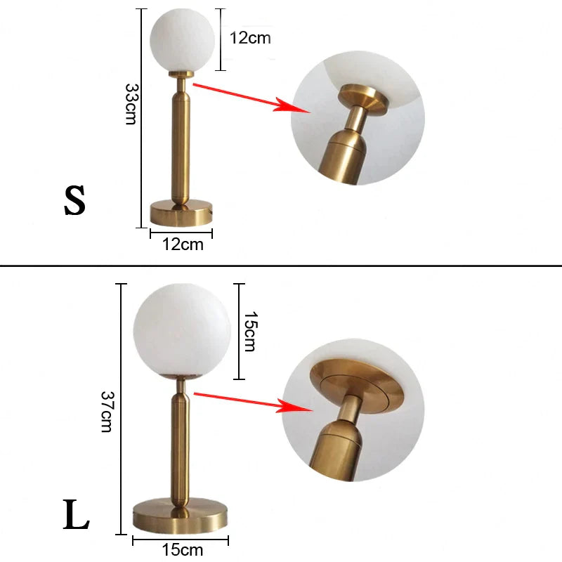 LuxeSphere Messing Bordlampe med LED Glaskugle – Elegant og Moderne