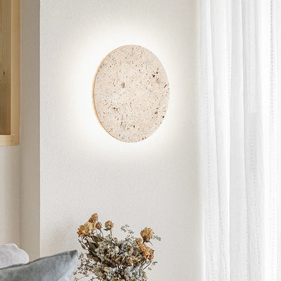 StoneGlow Travertin Rund LED Væglampe – Elegant Belysning i Natursten