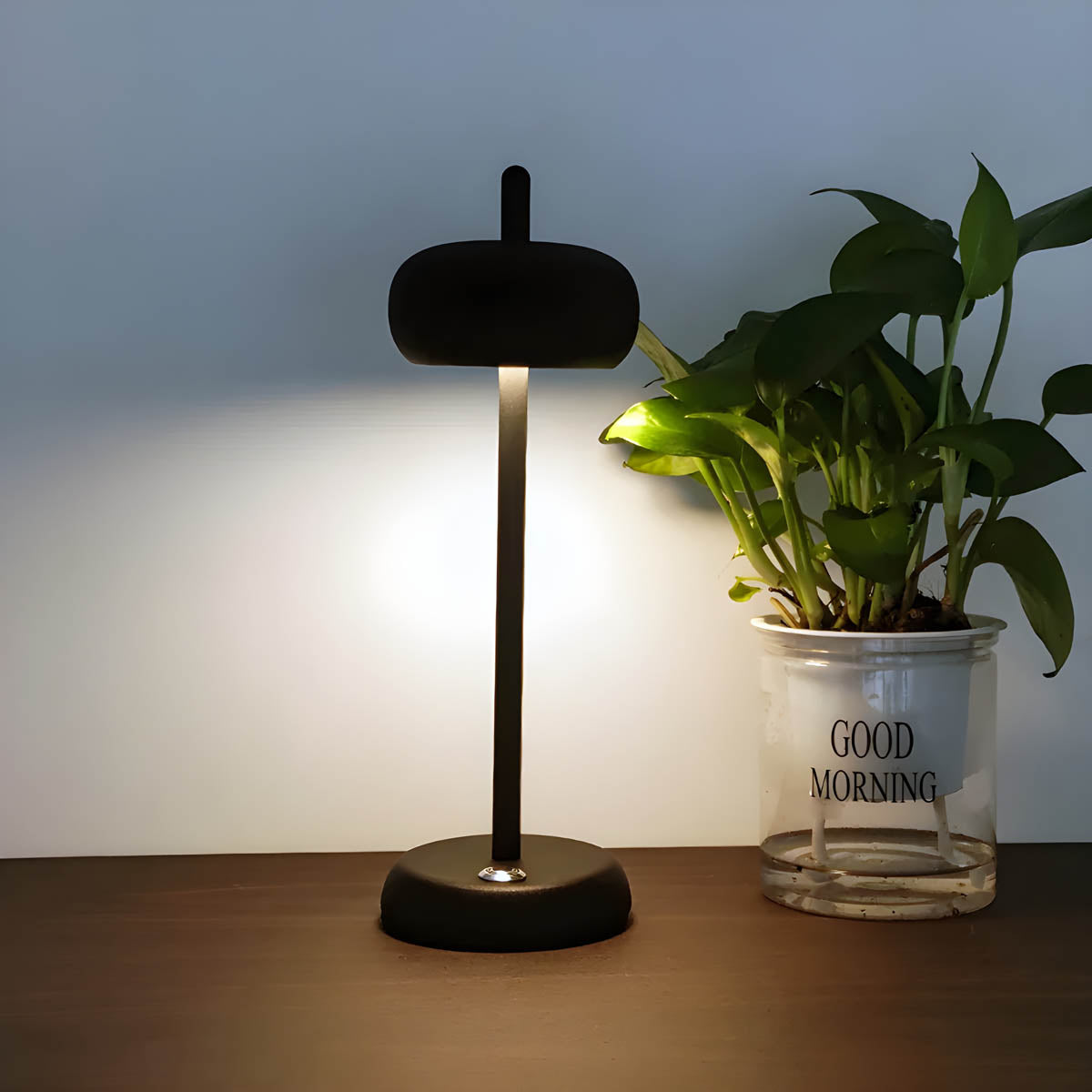 SleekLite - Moderne Bordlampe med Elegant og Nutidigt Design