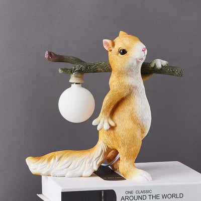 SquirrelGlow Bordlampe – Naturinspireret Egern & Trunk Design